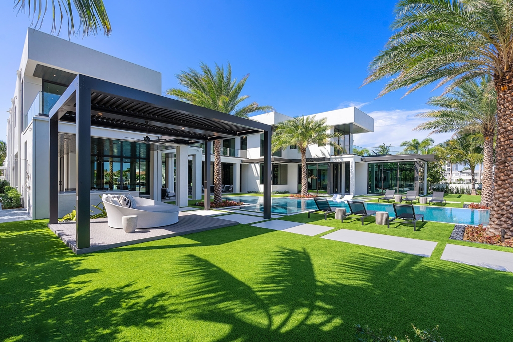 Pergolas, Cabanas, and Shade Structures: Elevating Your Boca Raton Outdoor Space